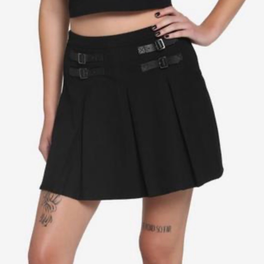 Hot Topic Double Buckle Pleated Skirt Black Size Large NWT